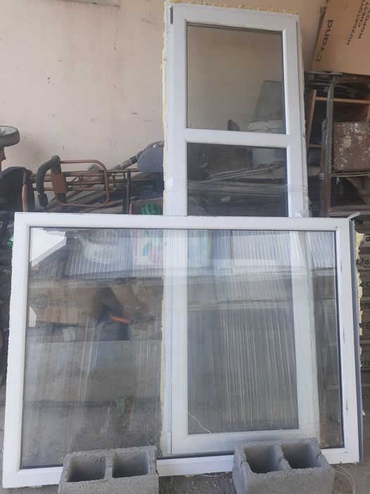 Пластиковое окно и дверь балкона.