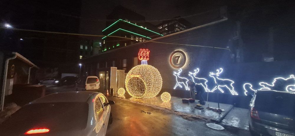 Новогоднее освещение, подсветка зданий магазинов домов офисов