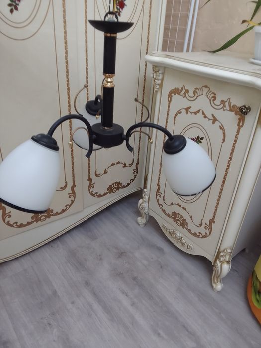 Продам трехрожковую люстру