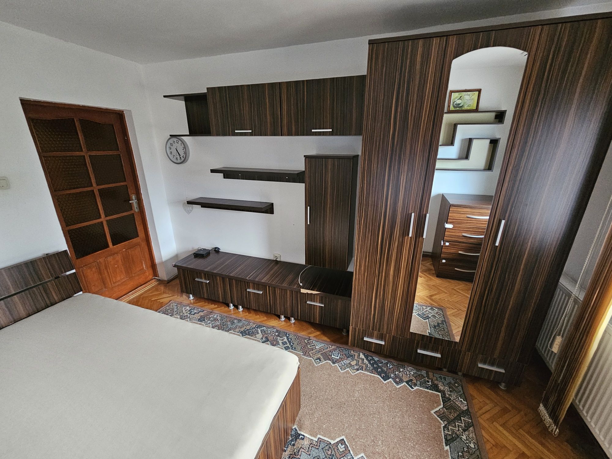 Inchiriez apartament cu 4 camere zona polivalenta