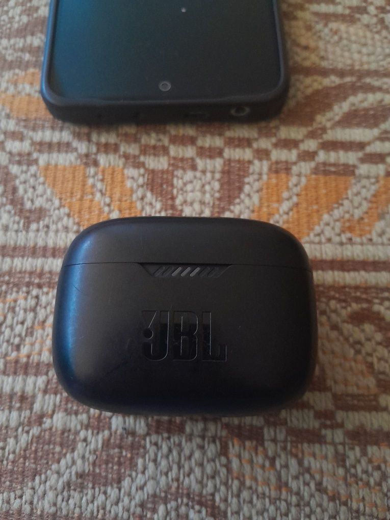 Vând căști JBL în stare foarte bună