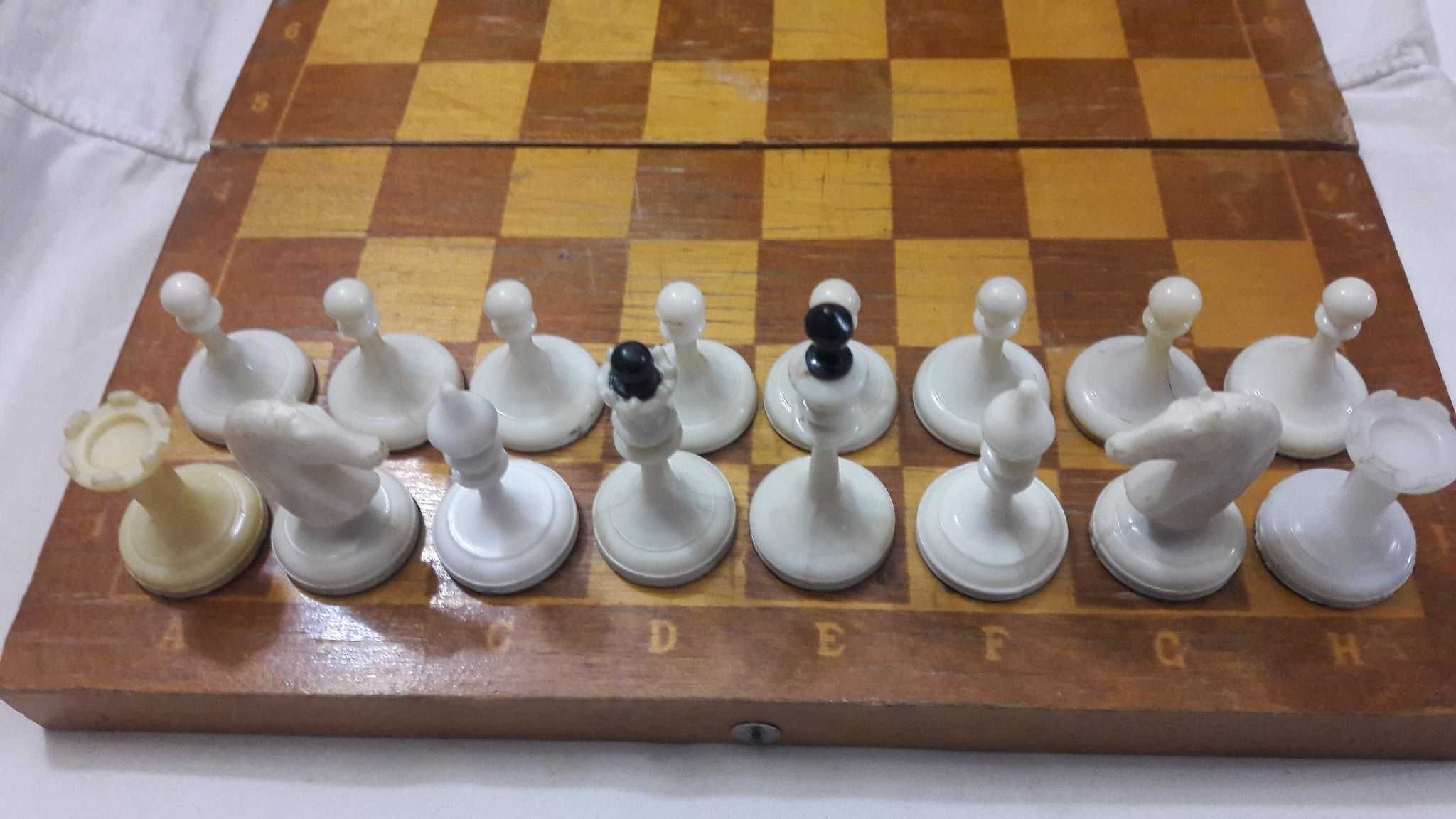 Продаются шахматы СССР с доской.