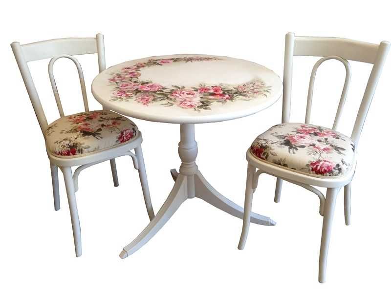 Masa si doua scaune pictate cu trandafiri