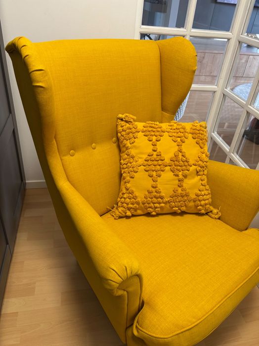 Fotoliu galben tip „wingback”