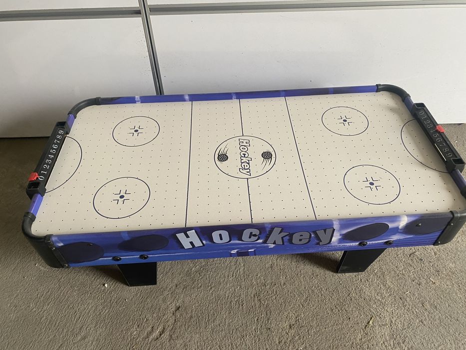 Air hockey table (маса за въздушна игра)