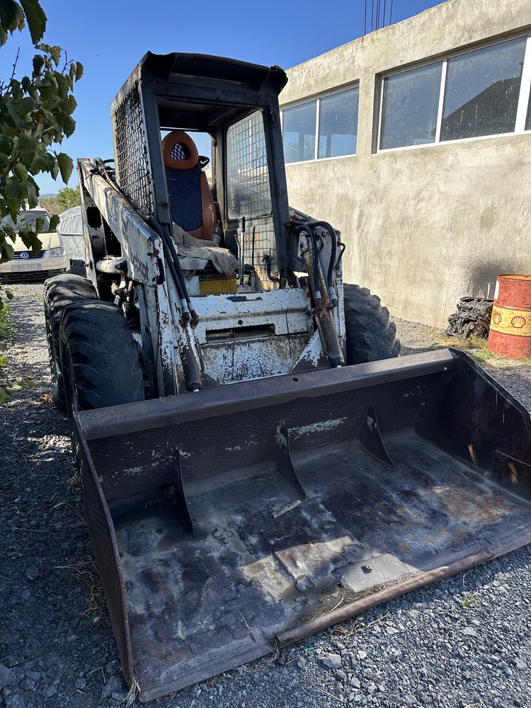 Продавам челен товарач Bobcat 974
