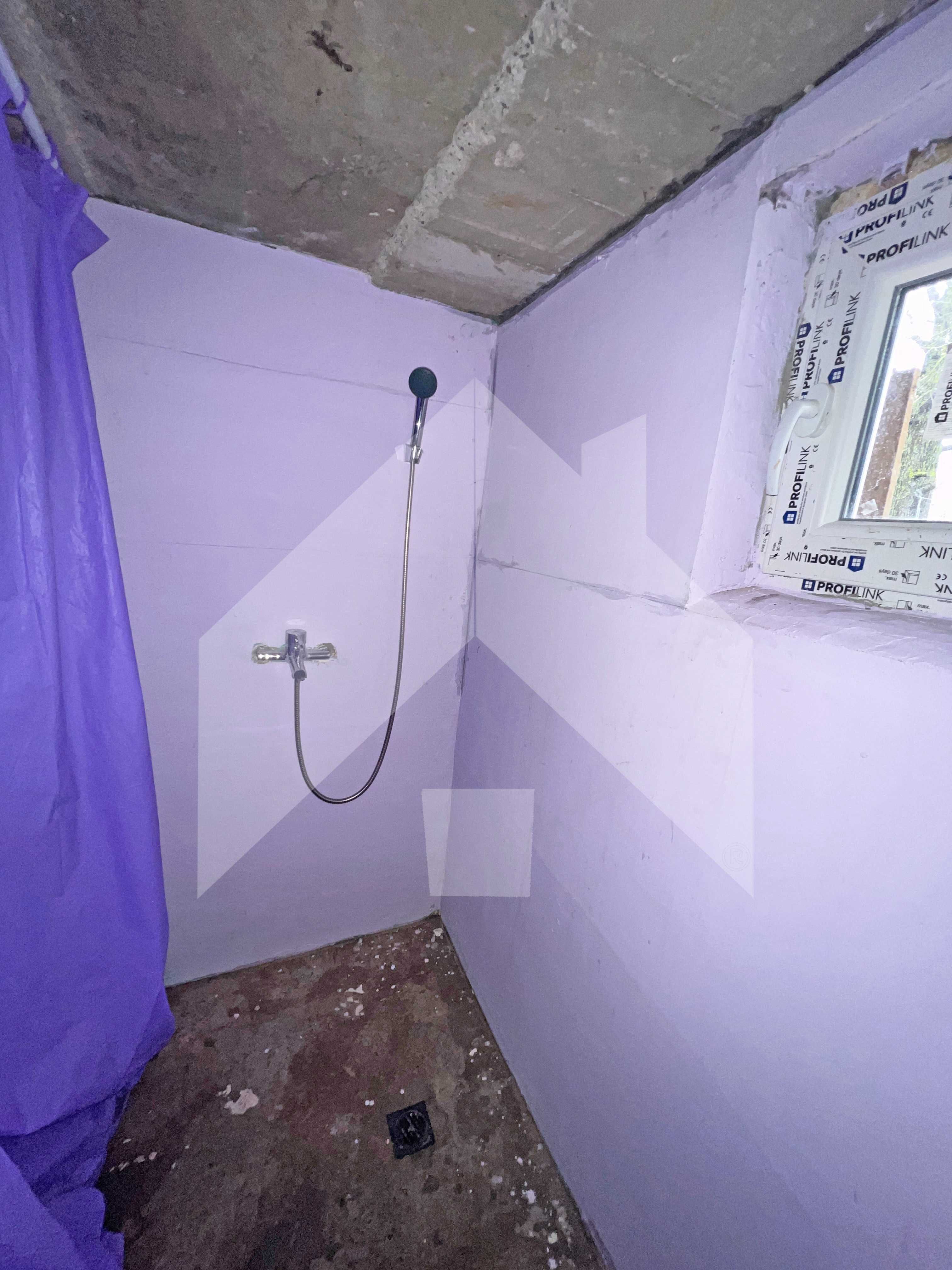 Продава запазена, селска къща с кладенец в село на 10 мин от града.