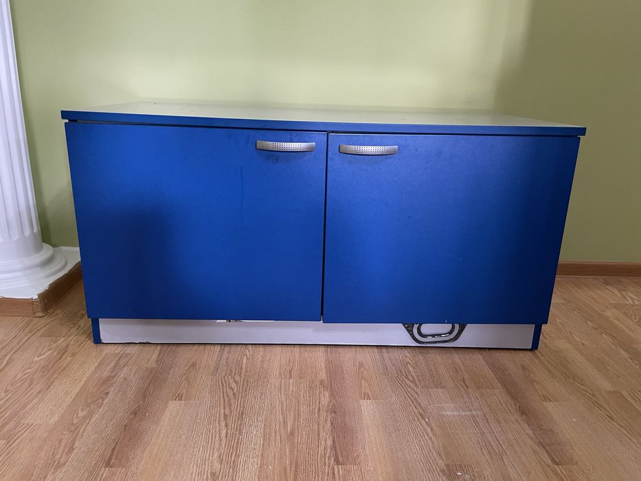 Шкаф универсальный двухдверный