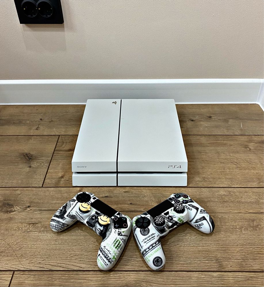 Playstation 4/  идеально С играми