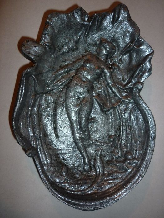 Лят алуминиев пепелник с девойка