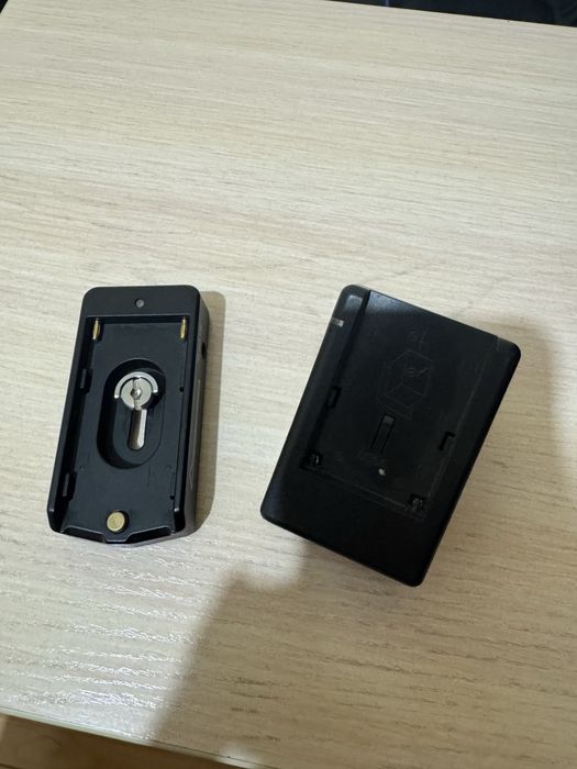 Sony NP-F , зарядное устройство и адаптер для камеры.