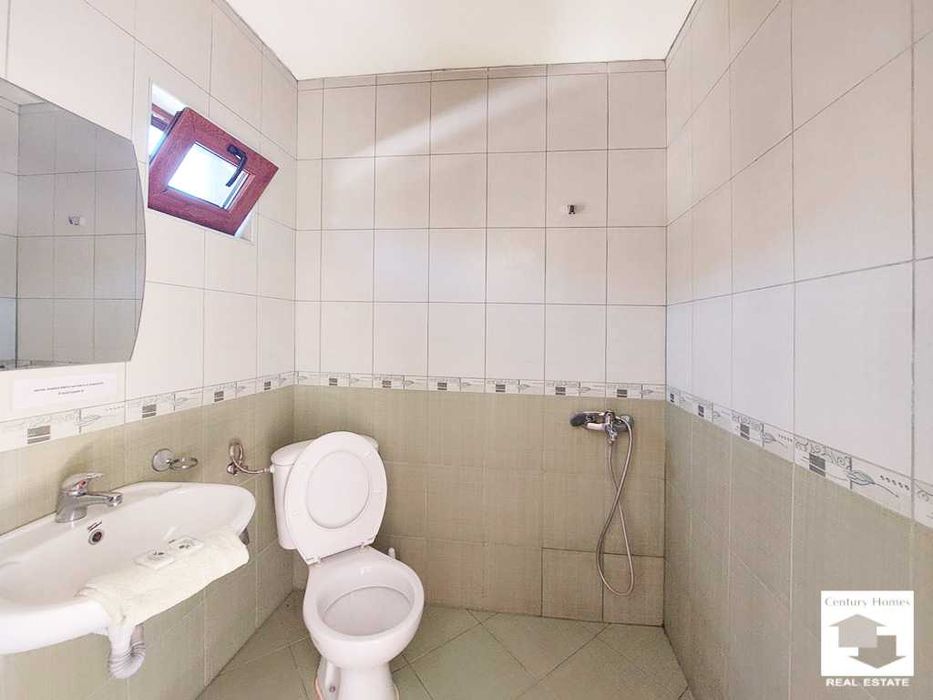 116249 Къща с 8 спални, механа и добре аранжиран двор в с. Емен