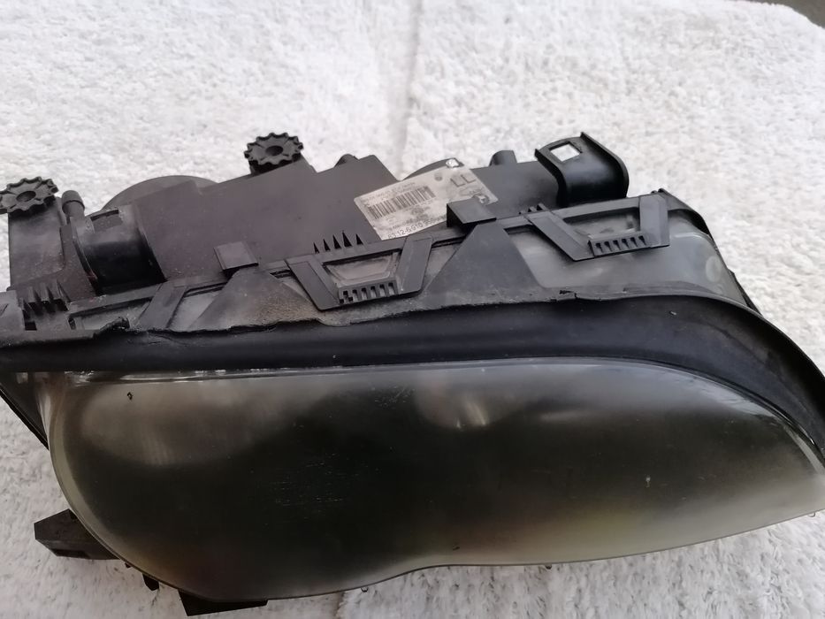 Far BMW 318i e 46. Stânga