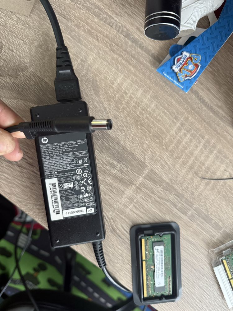Зарядно за HP и RAM 2х2gb