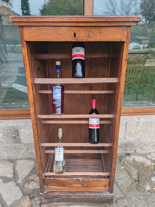 Старинен стелаж за вино