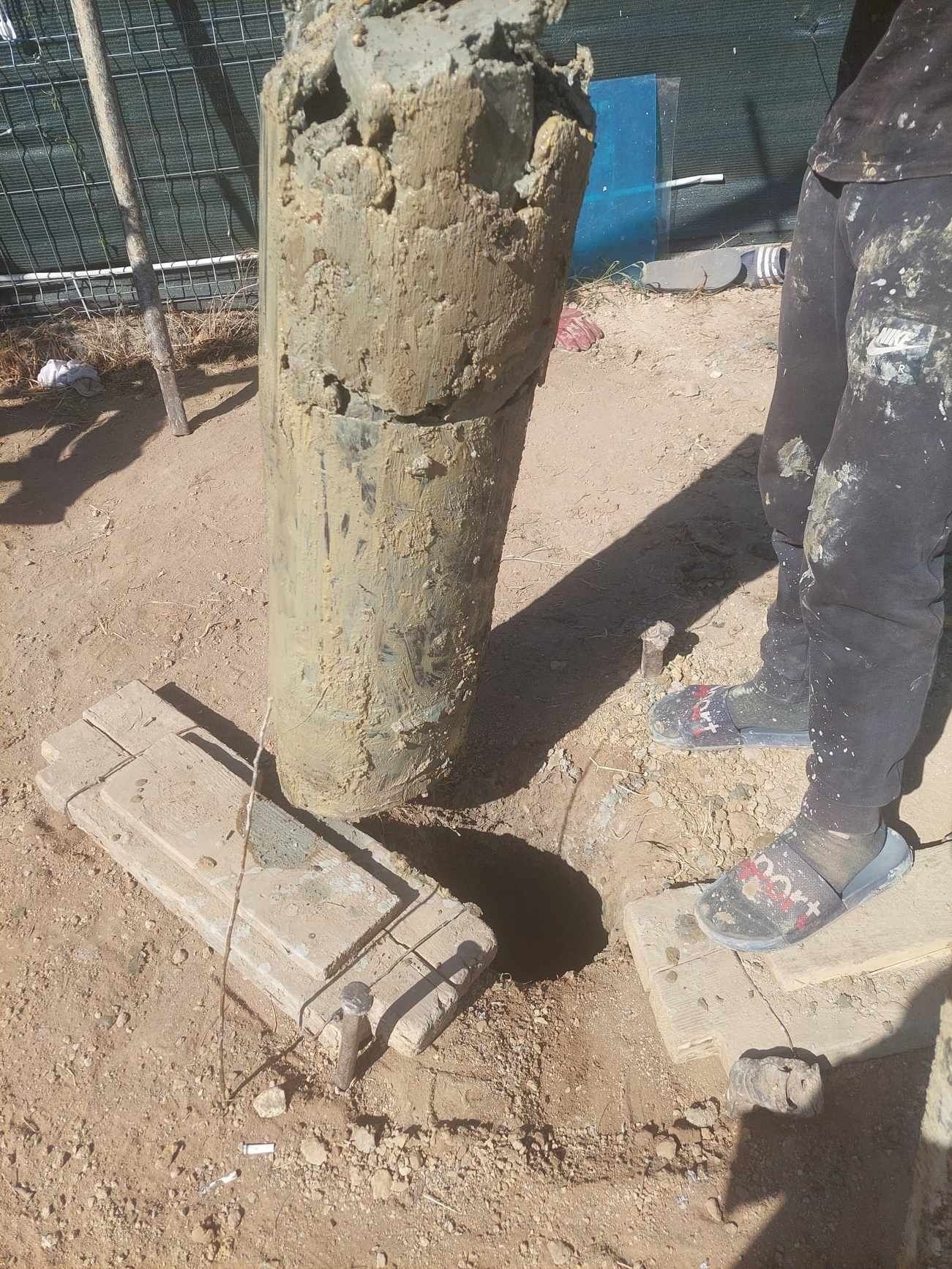 executam piloni ,puturi denisipari