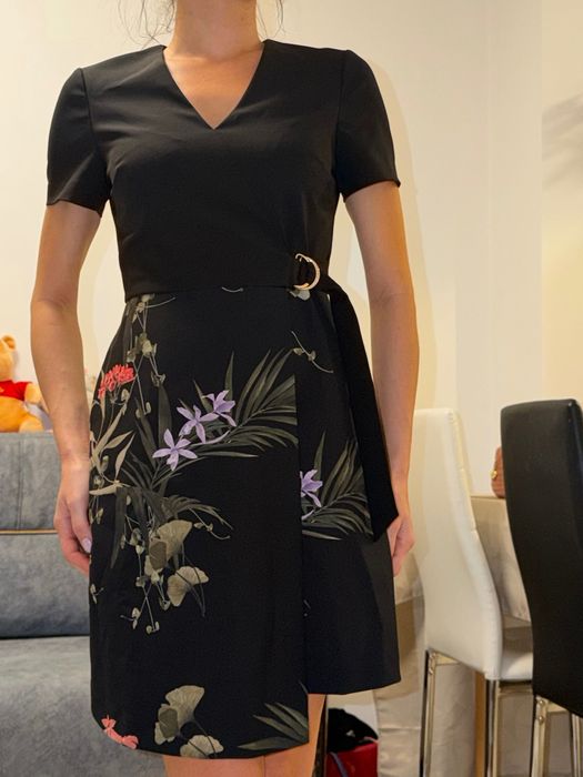 Рокля Ted Baker черна с цветя