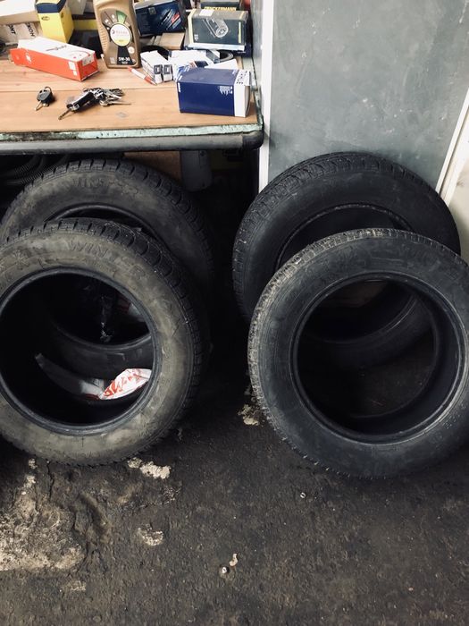 Зимни гуми 195/65/15 в много добро състояние .