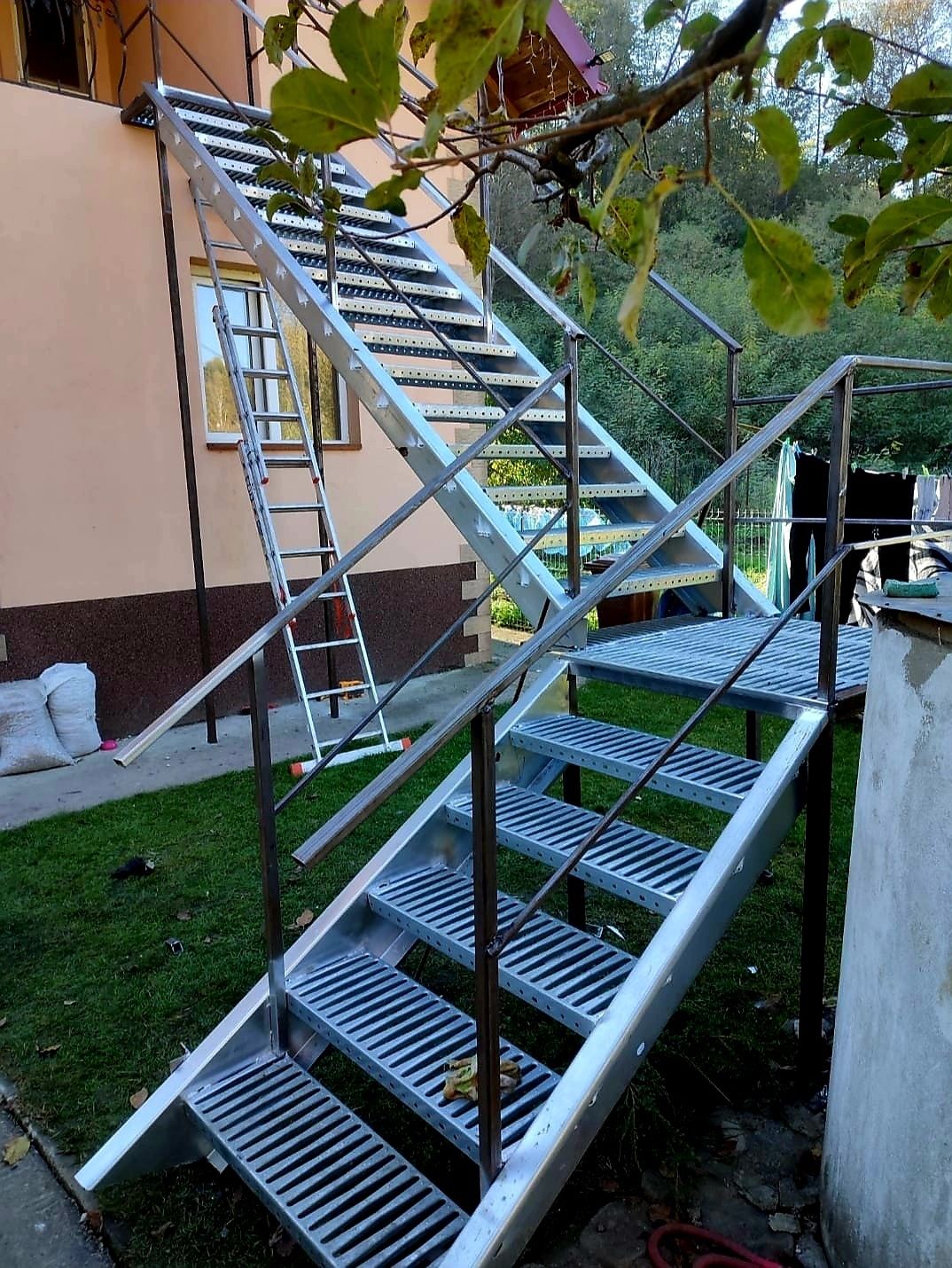Scări metalice zincate