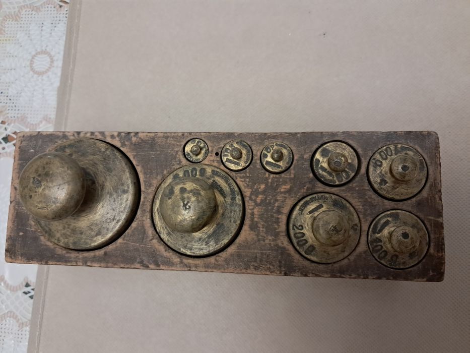 Стар кантар с две гнезда