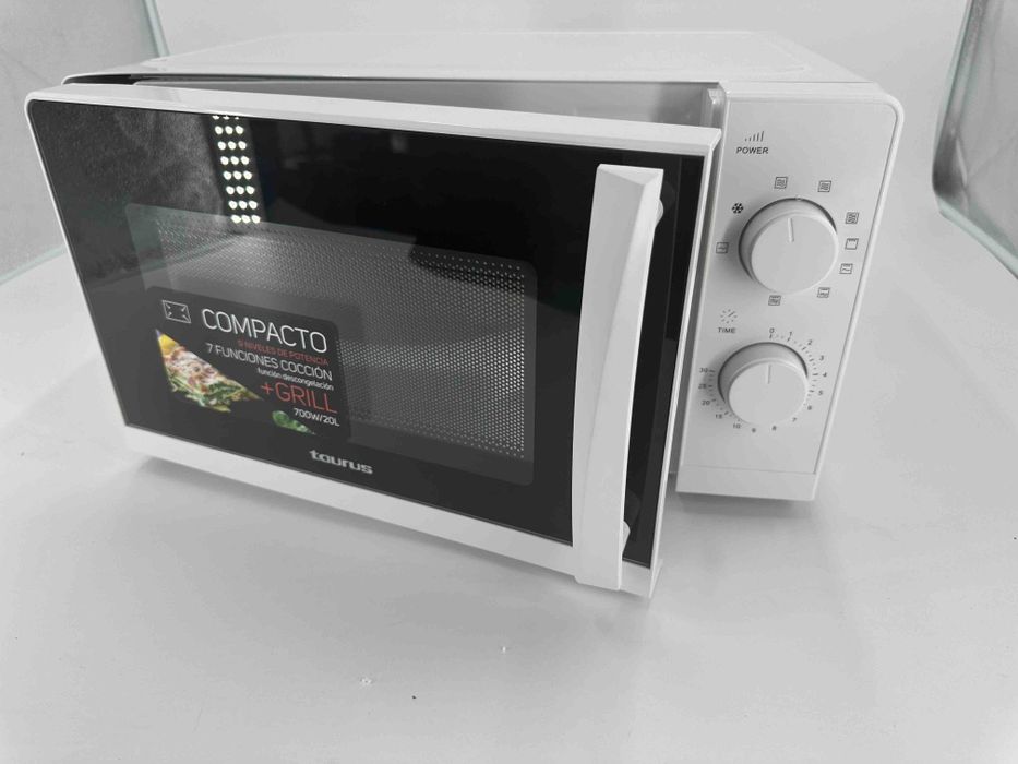 Чисто нова микровълнова TAURUS 20литра 700вата