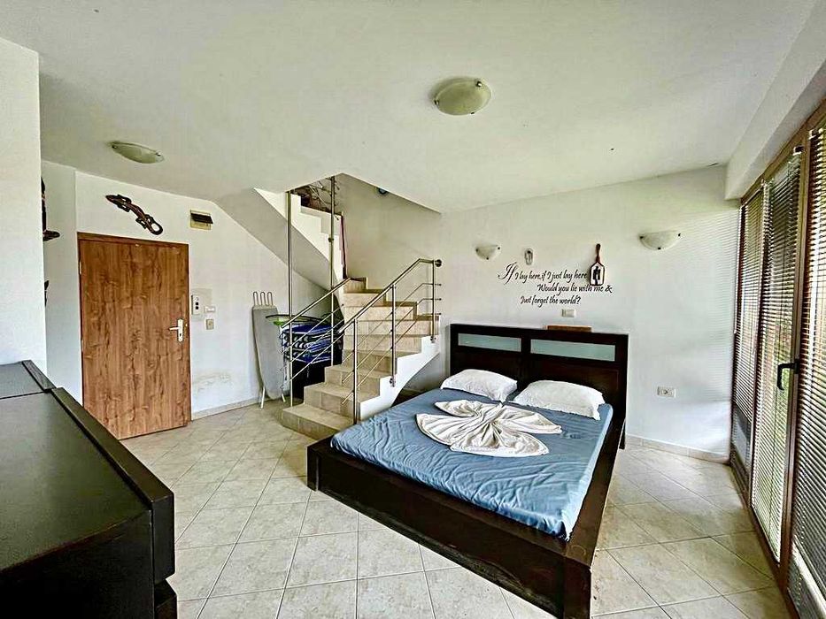 Самостоятелна къща с три спални и морска гледка, Първа линия море