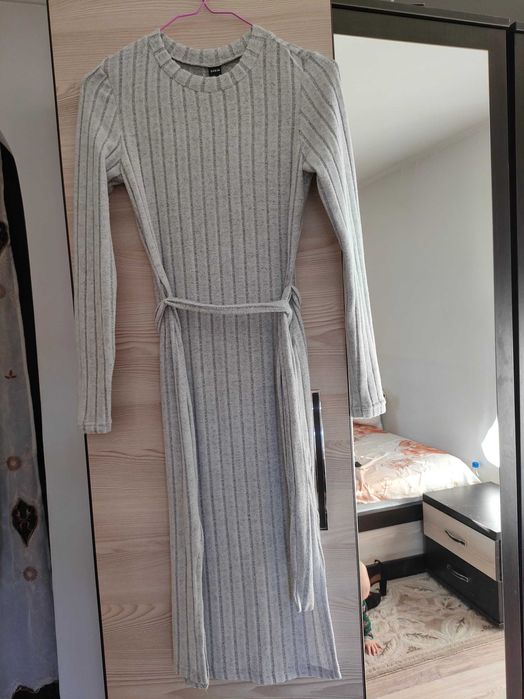 Rochie tricot crăpată pe partit