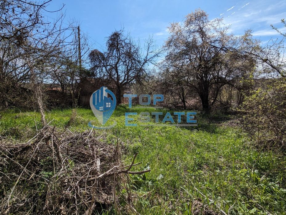 Парцел със стара къща и кладенец в село Сушица