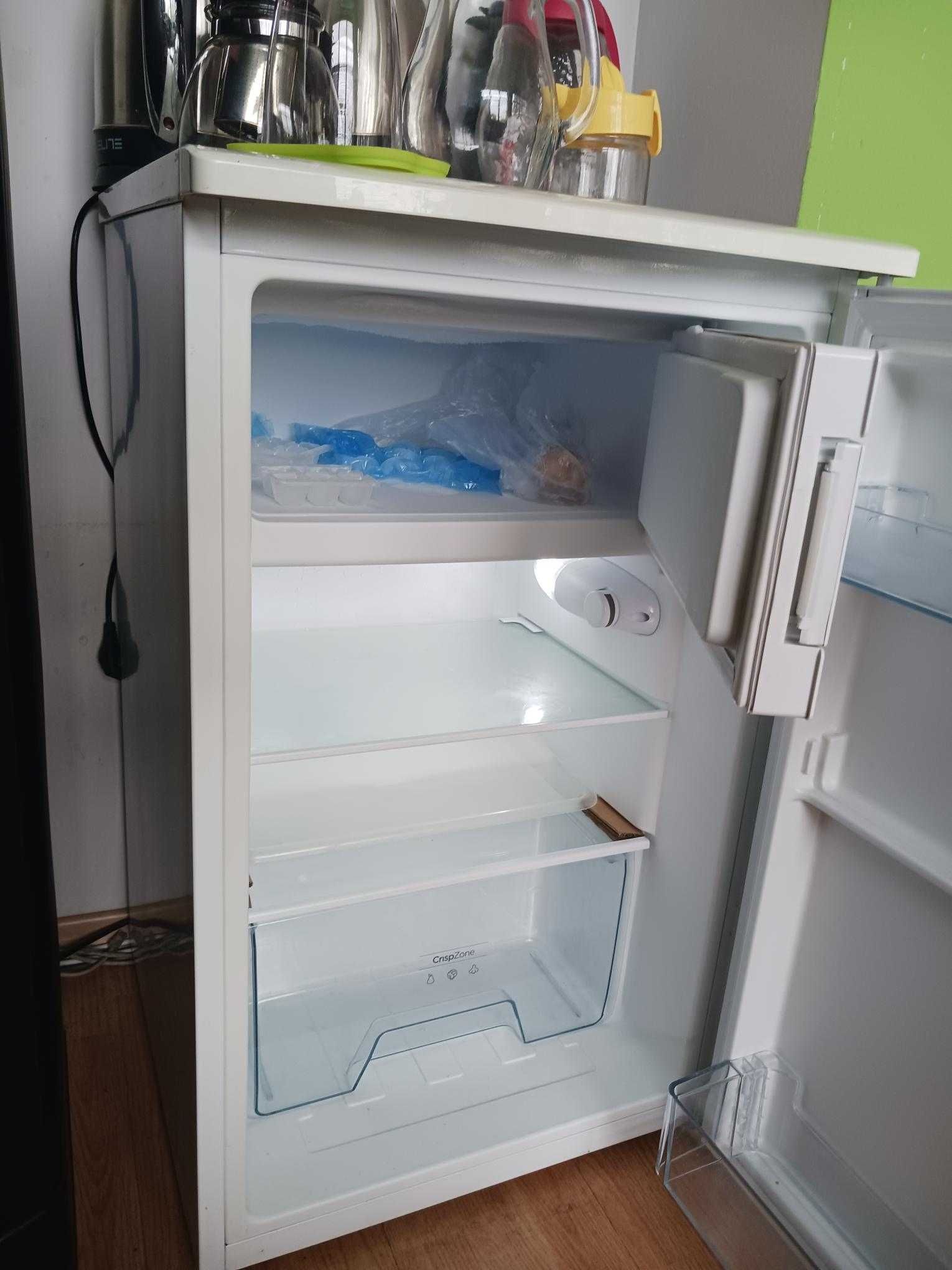 Малък хладилник Gorenje с камера