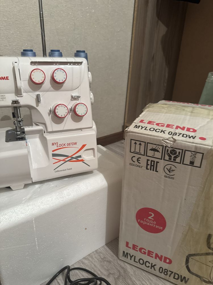 Оберлок машинка Janome