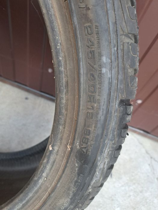 Vând 2 gume 245/40/19 la pret de 300 lei ambele Vând 2 gume 245/40/19