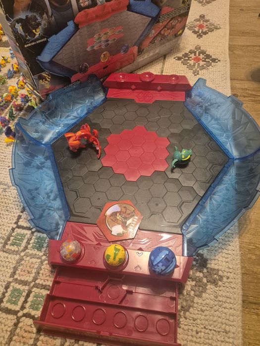 Super Zings și arena de lupta Bakugan