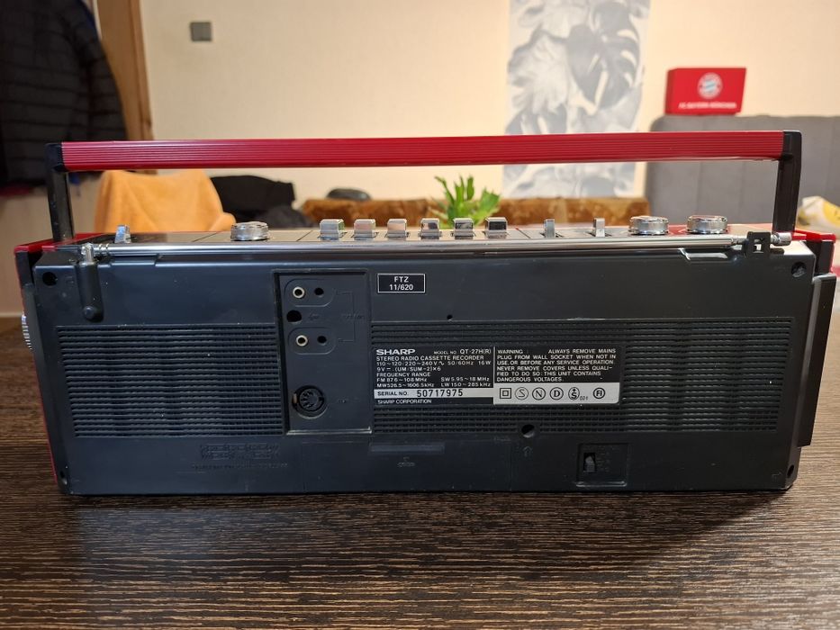 Продава се касетофон Sharp QT27H(R).