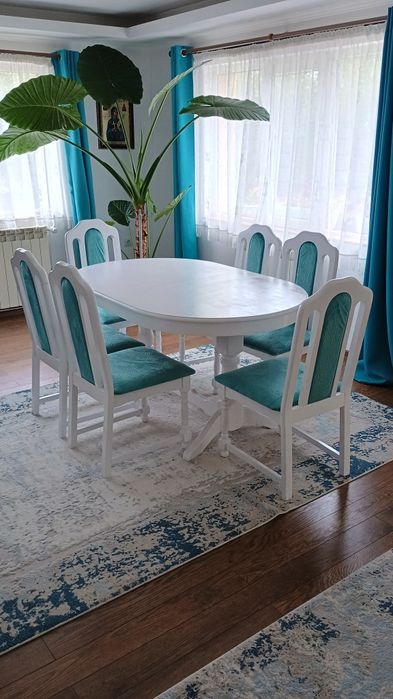 Vând masa de lemn masiv extensibila și 6 scaune în stare perfecta .