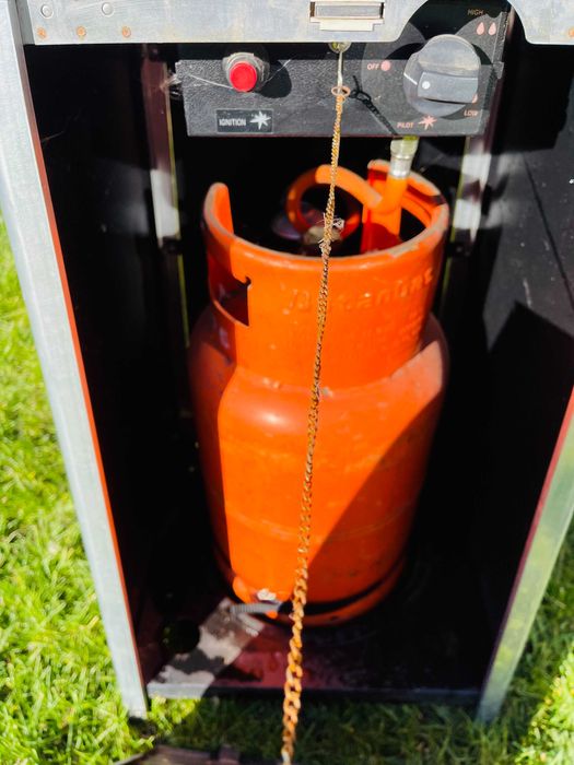 Incalzitor profesional pentru terasa tip piramida HENDI