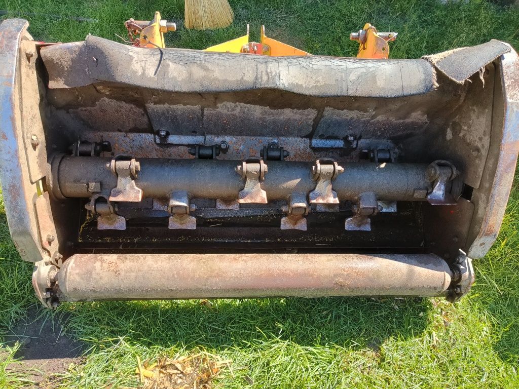 Tractoraș (dotat cu freze si plug)