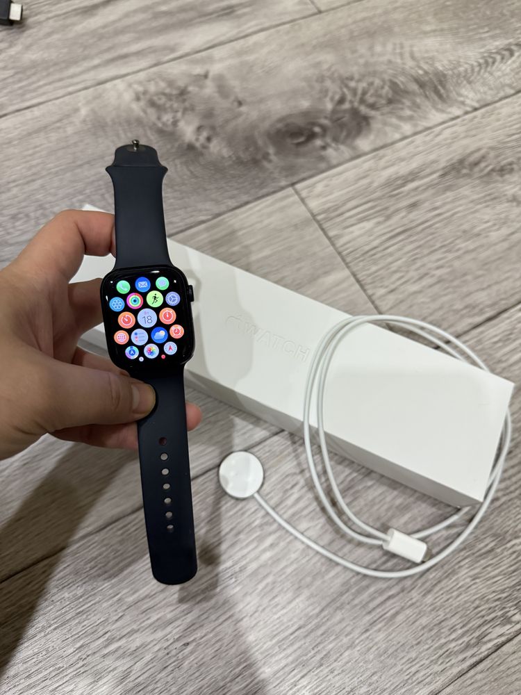 Продам Apple Watch Series 7 (45 мм)