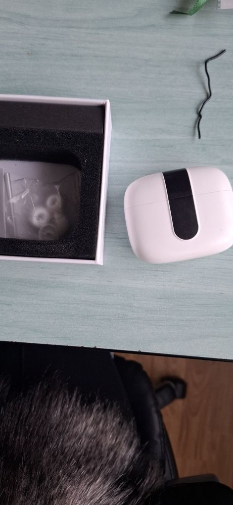 Căști wireless albe Earbuds