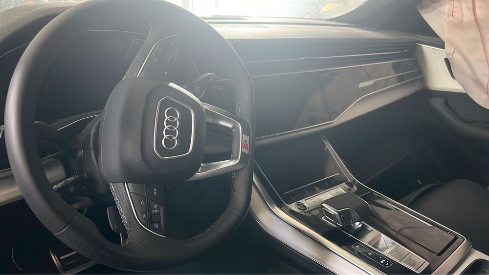 Dezmembrez Audi q8 2023