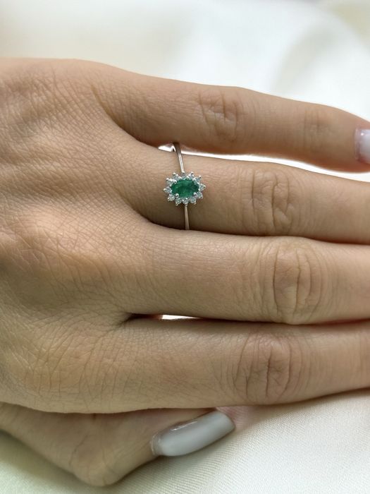 Inel din aur alb cu smarald si diamante
