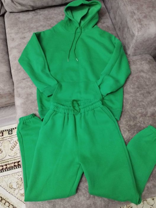 Продам качественную одеждуженскую.