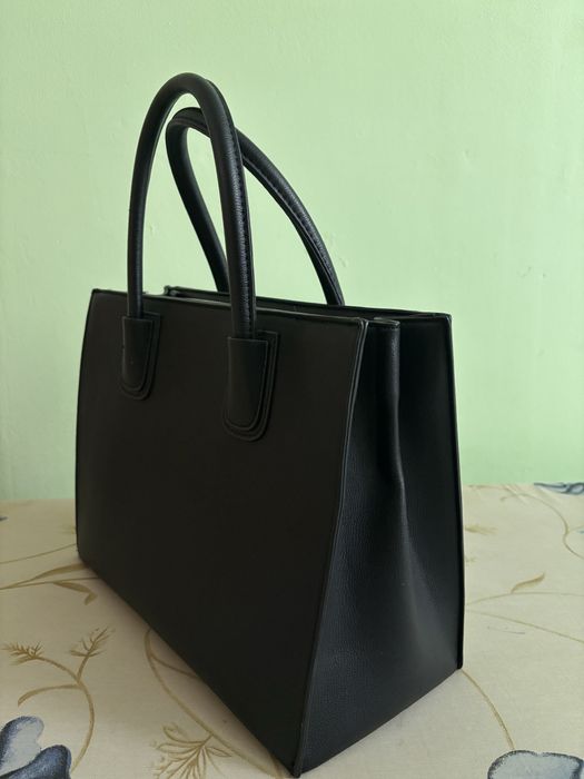 Дамска черна чанта