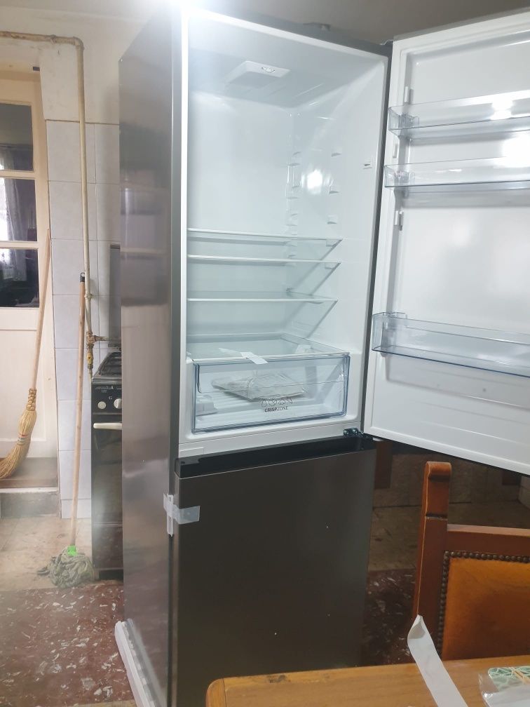 Vând combină frigorifică marca GORENJE, APROAPE NOUĂ,