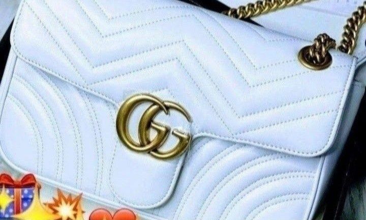 Geanta damă alb imaculat,logo metalic auriu mat, saculet inclus