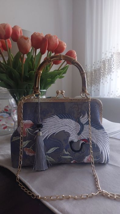 Дамска чанта с бродерия и дръжка от бамбук