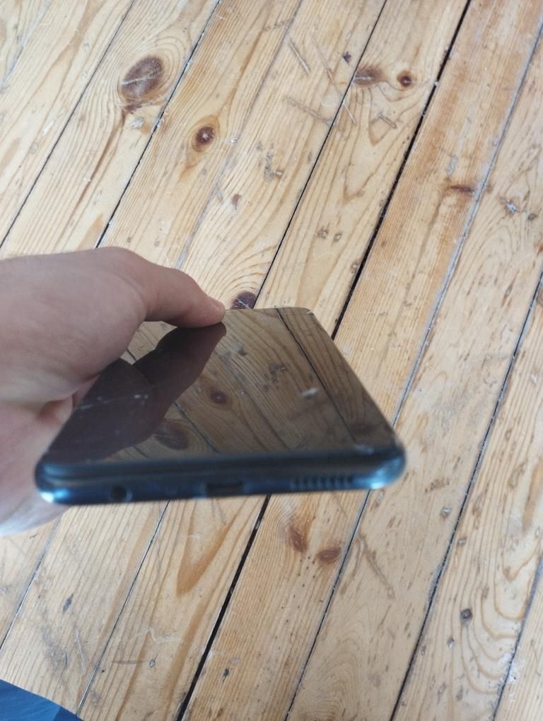 Telefon sotiladi ekrani ozgina singan modeli samsung 04