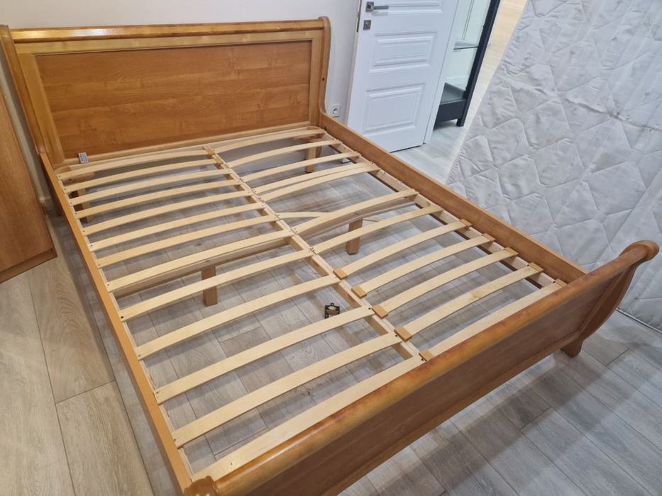 Кровать с матрасом