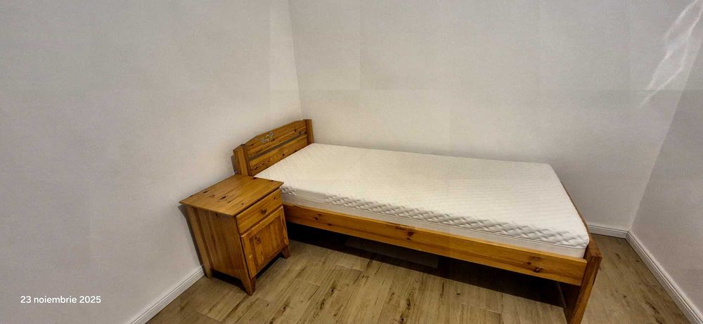 Vand pat din lemn single cu saltea+noptiera.