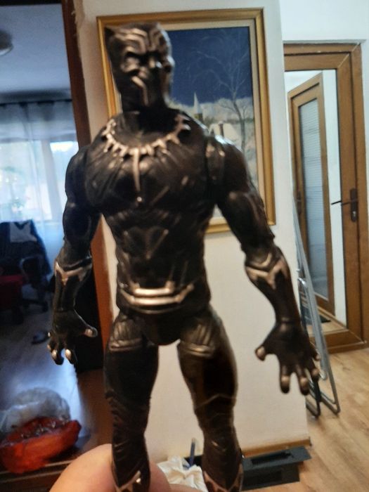 Vând jucării după eroi din filme și de pluș