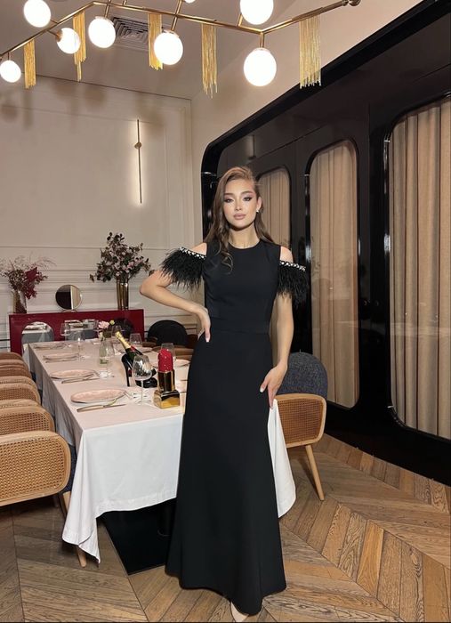 Вечернее платье со стразами и перьями